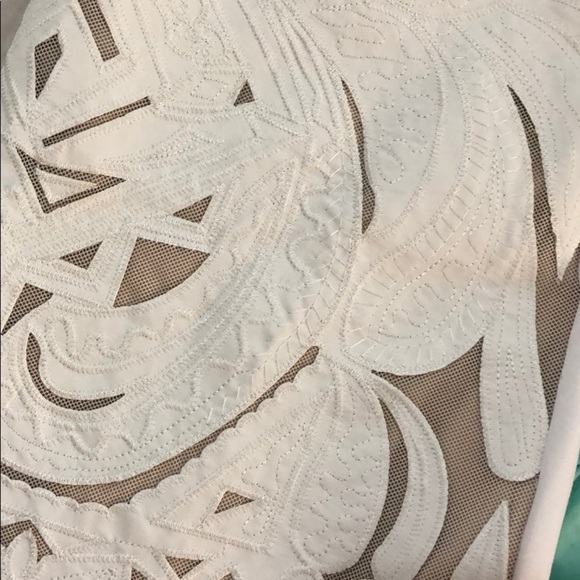 NWT BEBE Women’s White and Tan Cut-Out Patterned Mini Skirt - Picture 2 of 4